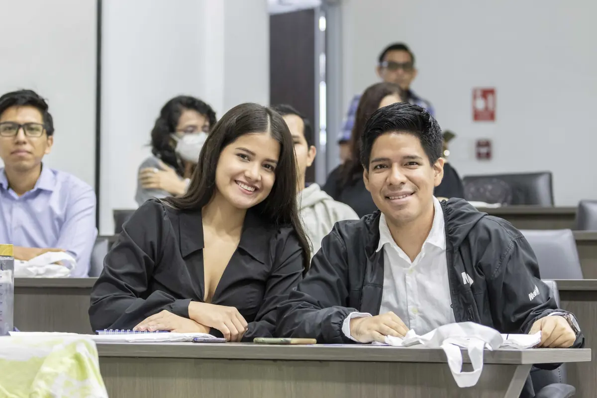 Dos bootcampers sonriendo en el aula