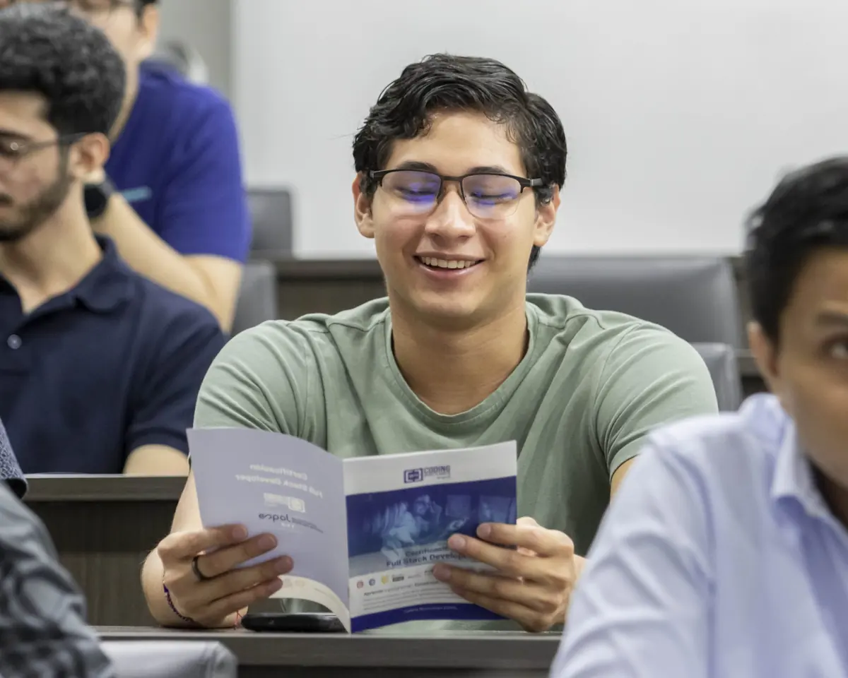 Estudiante leyendo el brochure de un programa