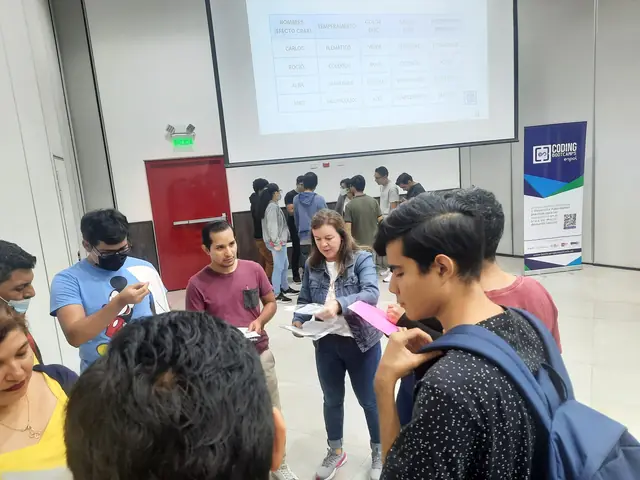 Estudiantes trabajando en laptops durante una feria de proyectos