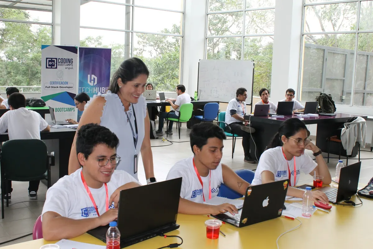 Bootcampers programando en equipo durante un hackathon de Coding Bootcamps ESPOL