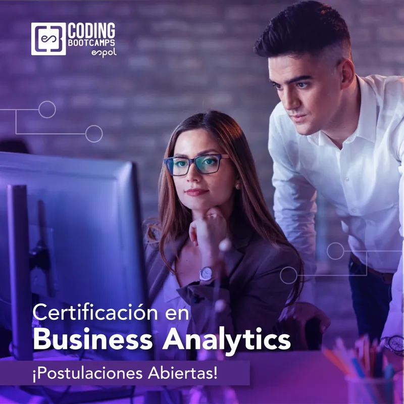 Dos profesionales revisando un análisis en pantalla: Certificación en Business Analytics