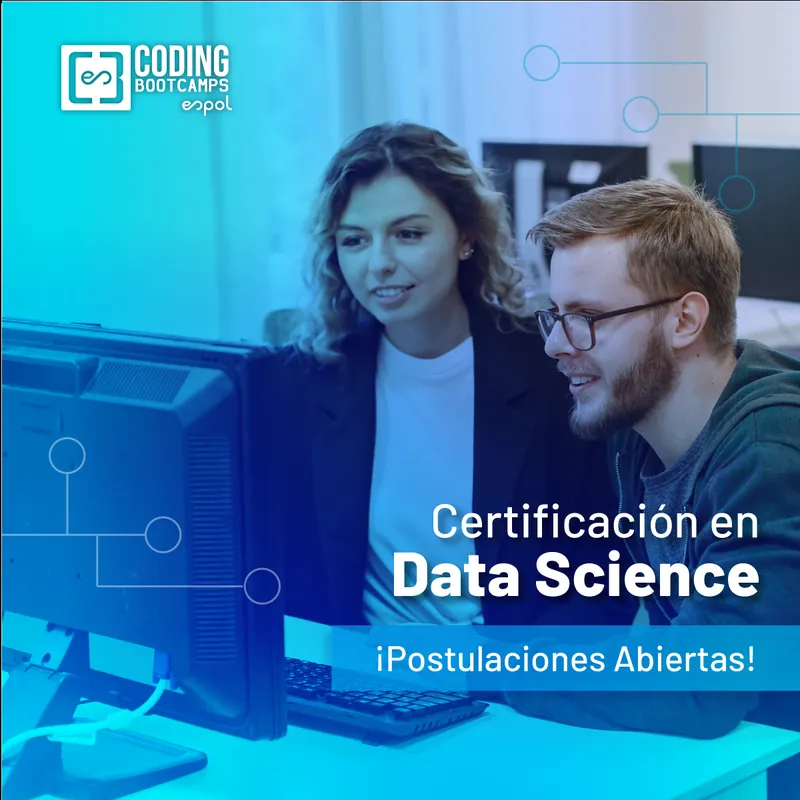 Dos estudiantes analizando datos frente a un monitor: Certificación en Data Science
